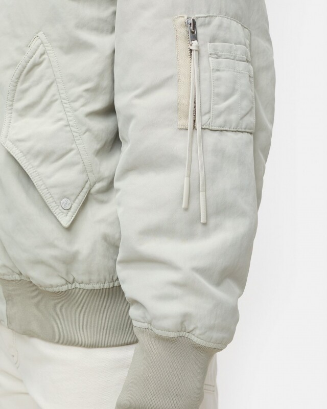 closed  bomber beige